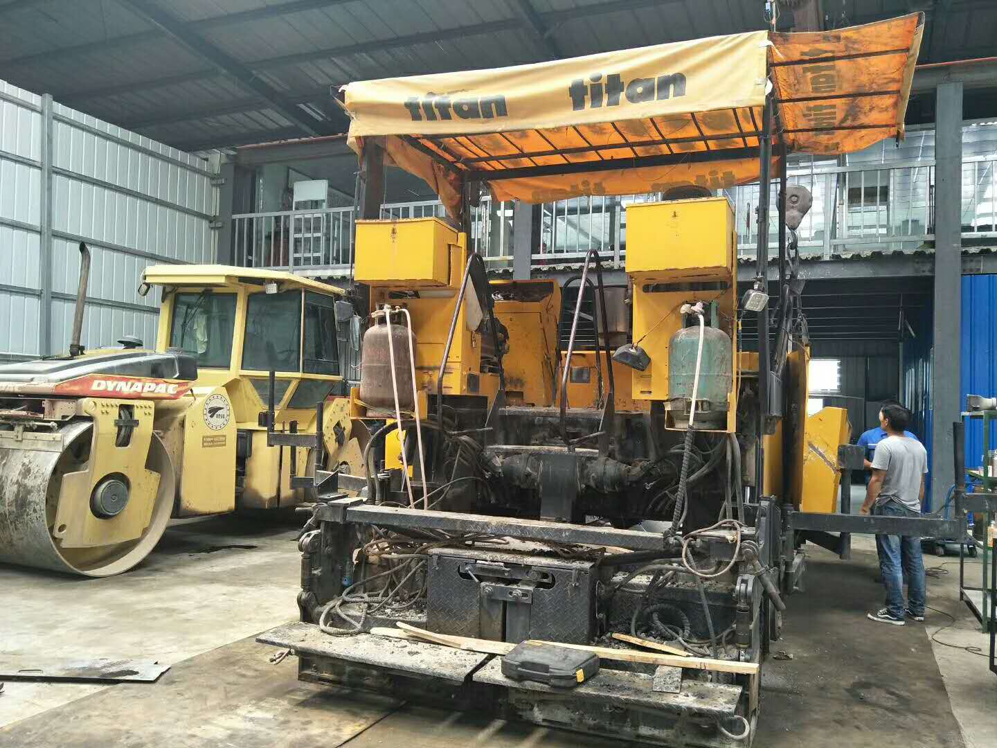 維修銑刨機、攤鋪機、壓路機、冷再生等路面機械設備